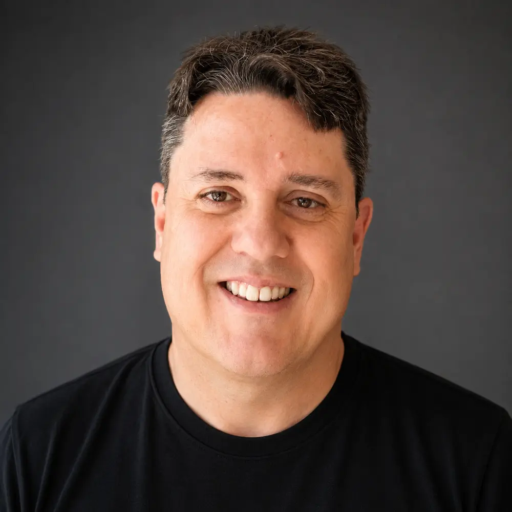 Thriller author and podcast host Alan Petersen